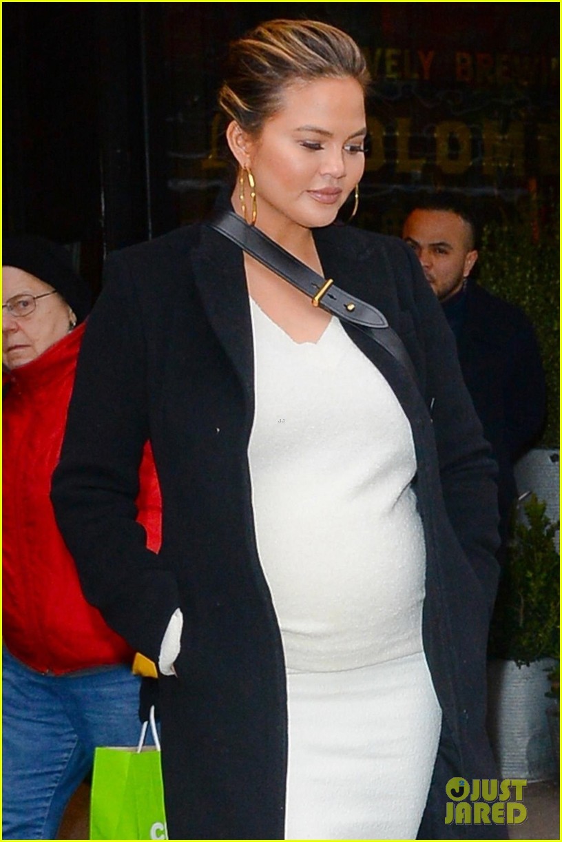 Photo chrissy teigen shows off baby bump in nyc 06 Photo 4059666