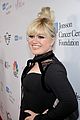 kelly clarkson performs at taste for a cure gala 02