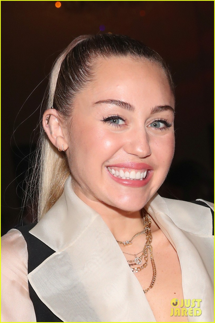 miley cyrus attends my friends place charity gala in la 084061353