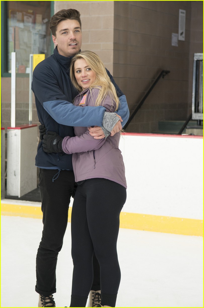 Bachelor Winter Games' Dean Unglert & Lesley Murphy Split, She Breaks(00)