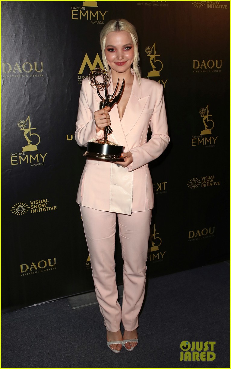 Dove Cameron Wins First Emmy at Daytime Emmy Awards 2018! Photo(02)