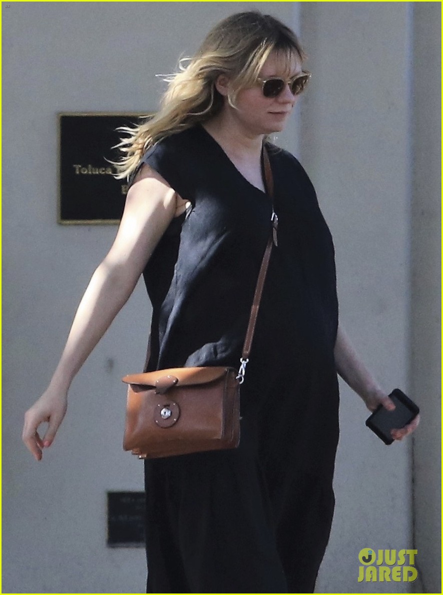pregnant kirsten dunst covers up baby bump in black dress 114062948