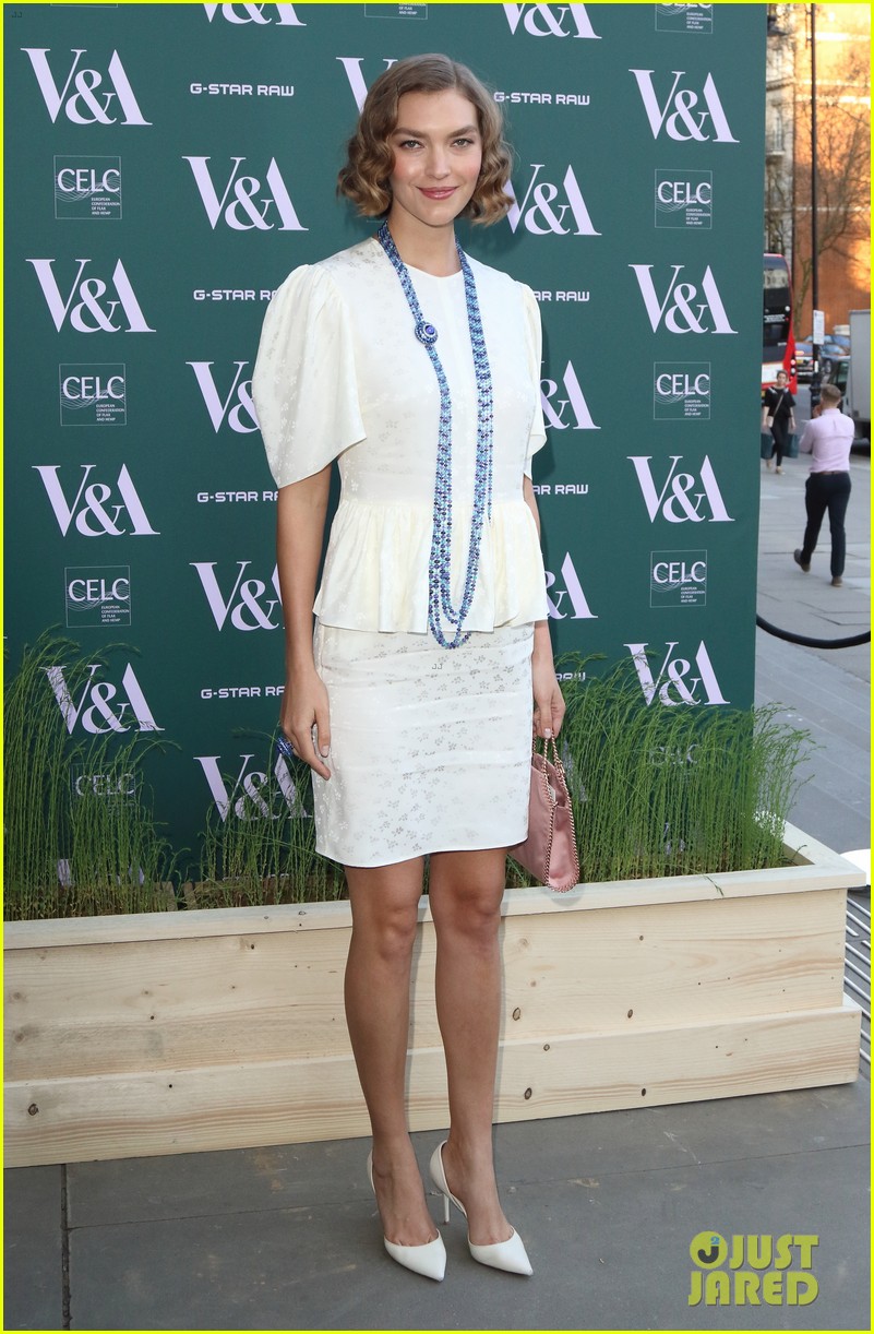 ellie goulding natalie imbruglia step out in style for va fashioned from nature vip preview 024067213