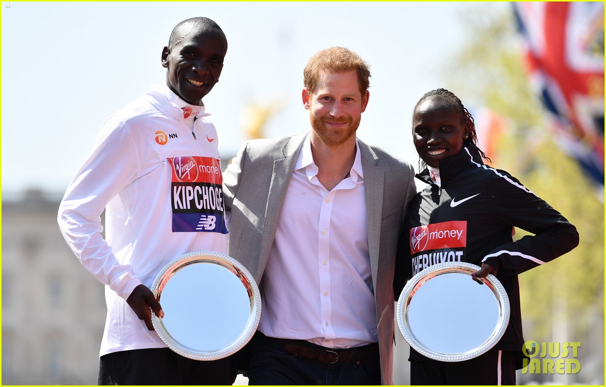 Prince Harry Poses with London Marathon Winners Eliud Kipchoge & Vivian