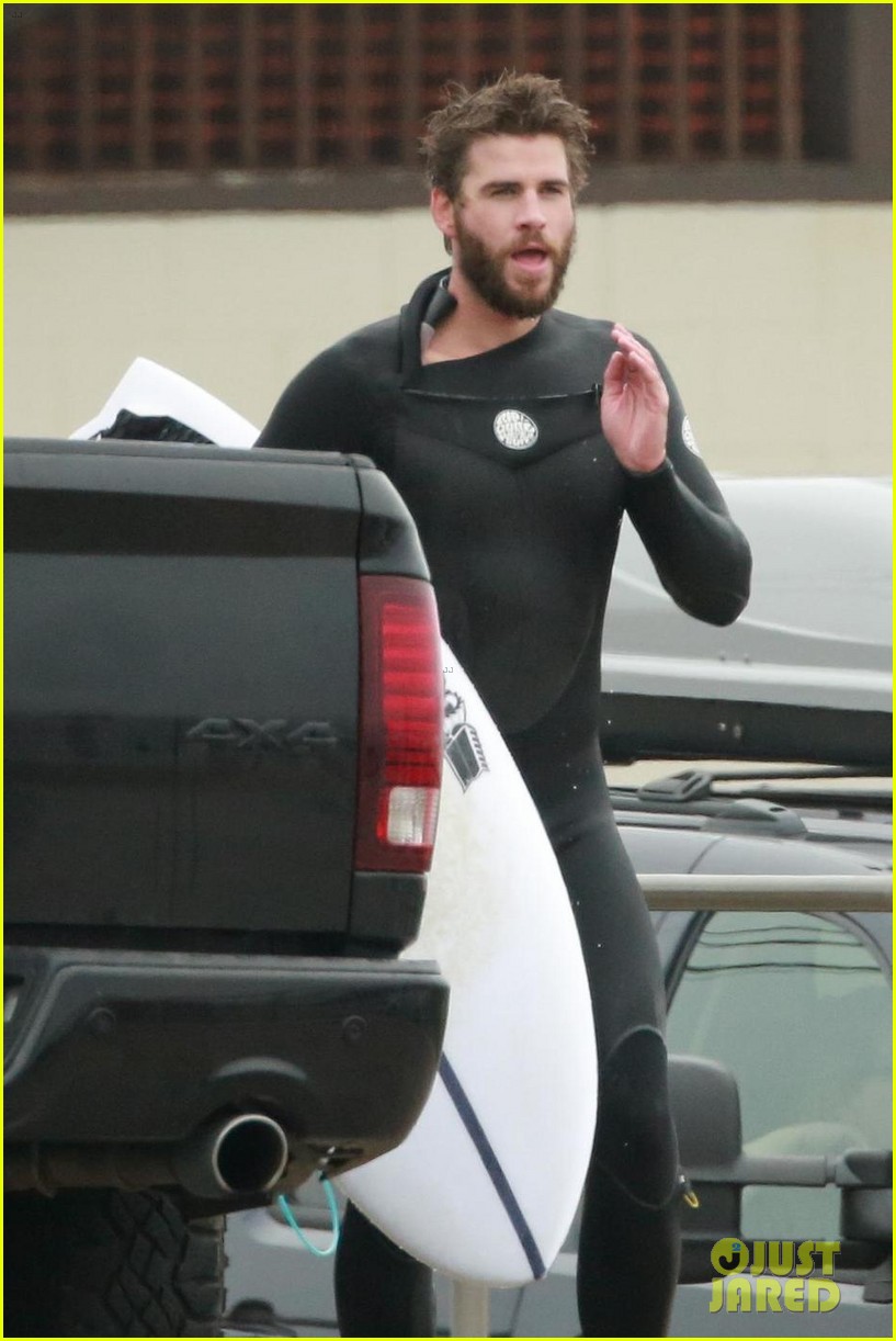 liam hemsworth grabs breakfast with miley cyrus before hitting the waves 08