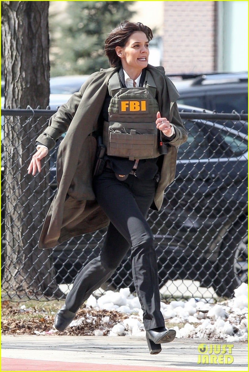 katie holmes channels an fbi agent while filming new fox series 064062969