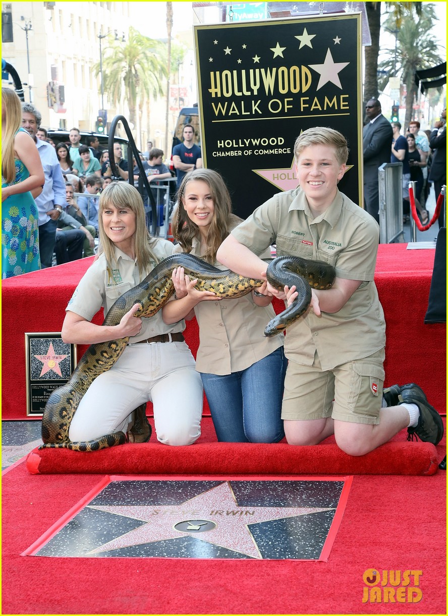 steve irwins family brings snake to walk of fame ceremony 10