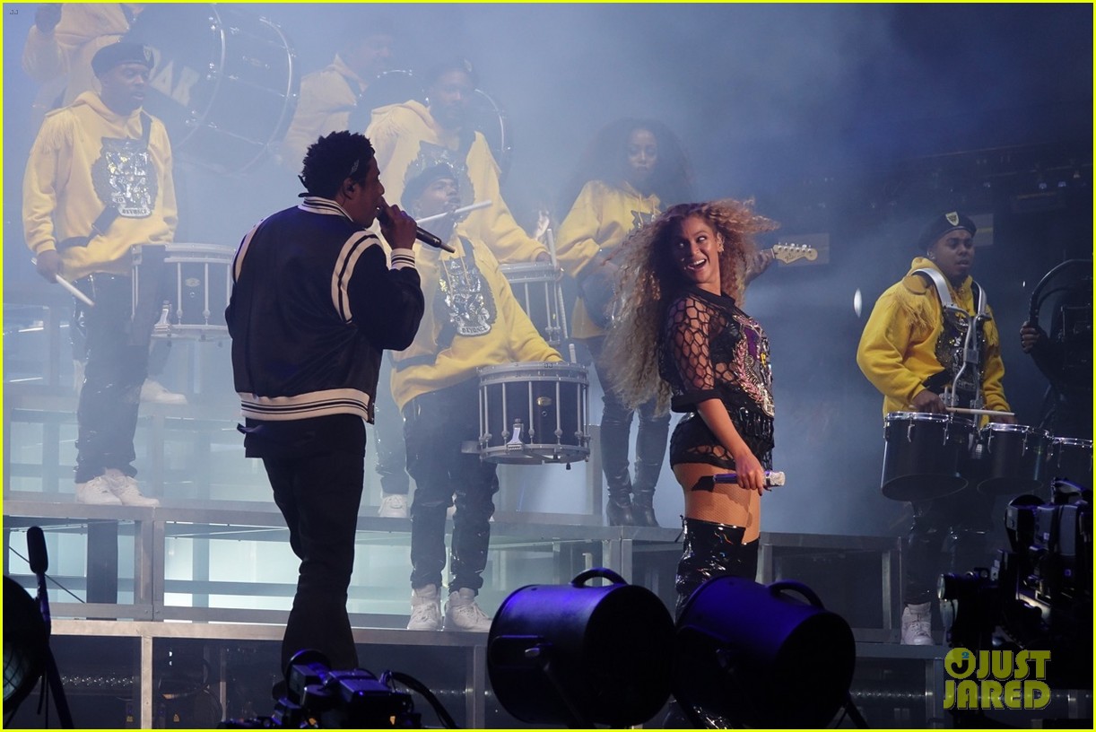 jay z joins beyonce on stage during coachella performance 02