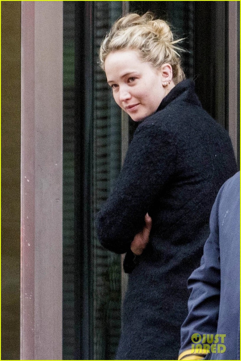 jennifer lawrence takes her dog out 01