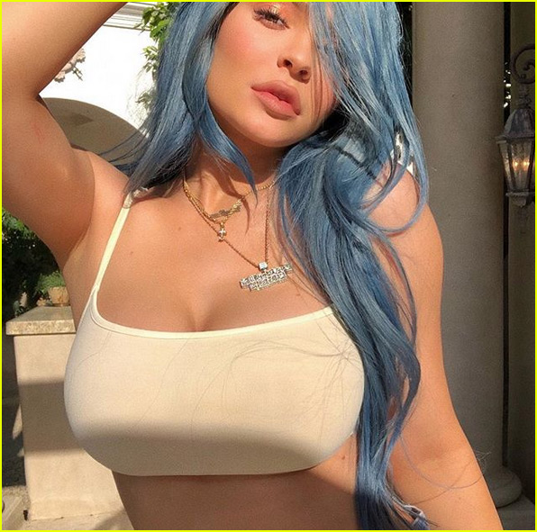 kylie jenner debuts new blue hair ahead of coachella day 3 024065209