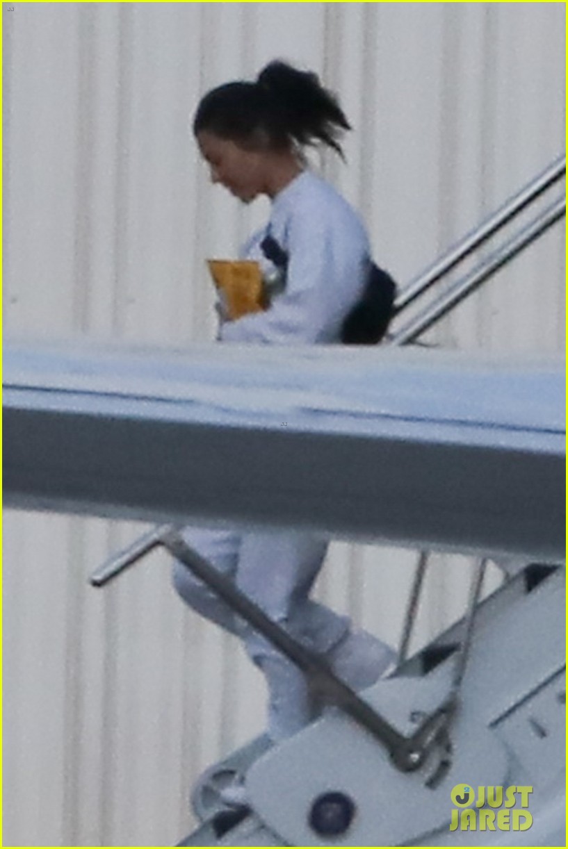 Kim & Kourtney Kardashian Arrive Home After Visiting Khloe in Cleveland