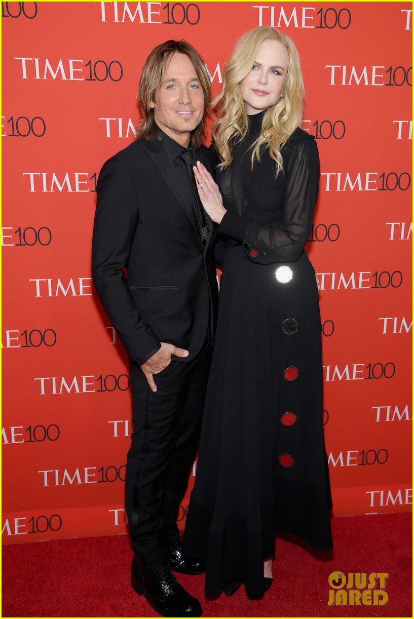 nicole kidman is supported by keith urban at time 100 gala 034071784