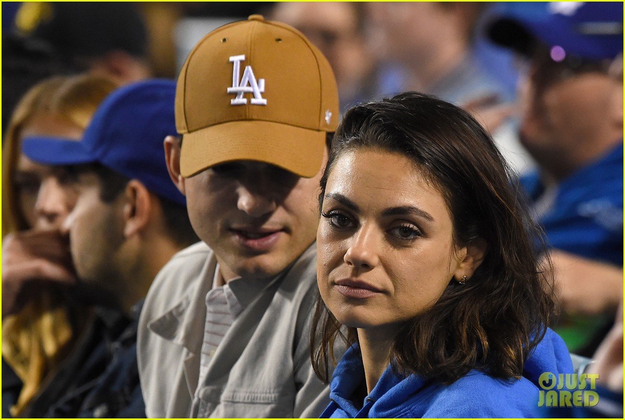 Mila Kunis & Ashton Kutcher Have a Date at the Dodgers Game! Photo(02)