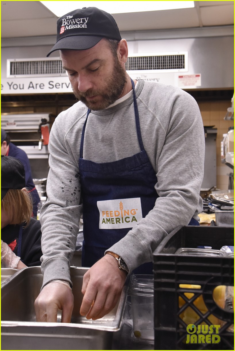 liev schreiber sons volunteer at bowery mission in nyc 054068655