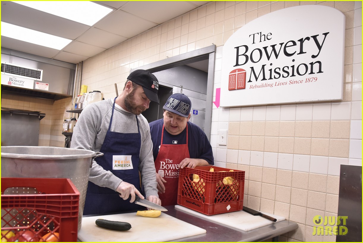 liev schreiber sons volunteer at bowery mission in nyc 07