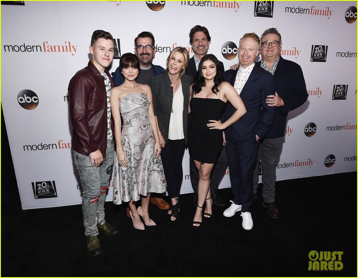 modern family cast teams up for fyc event in hollywood 01