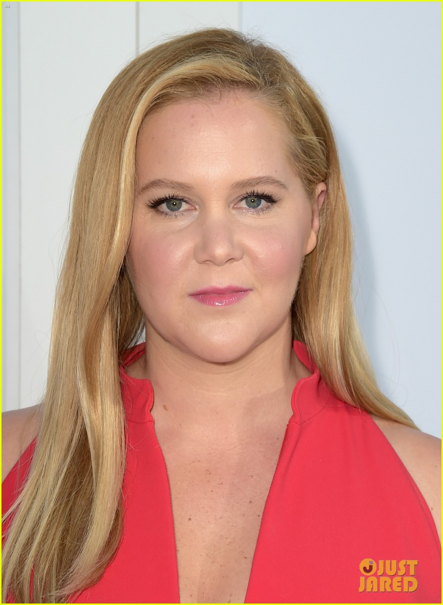 amy schumer goes pretty in pink for i feel pretty premiere 06
