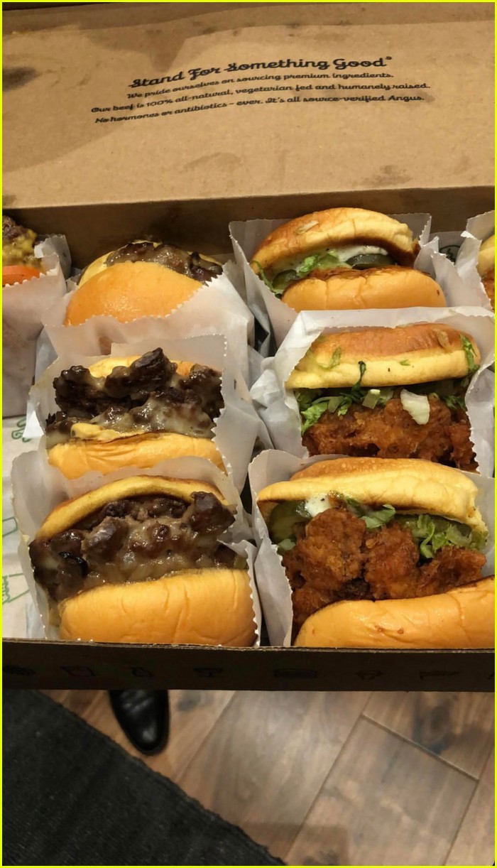 Kim Kardashian West & Chrissy Teigen Snap Selfie at Surprise Baby(02)