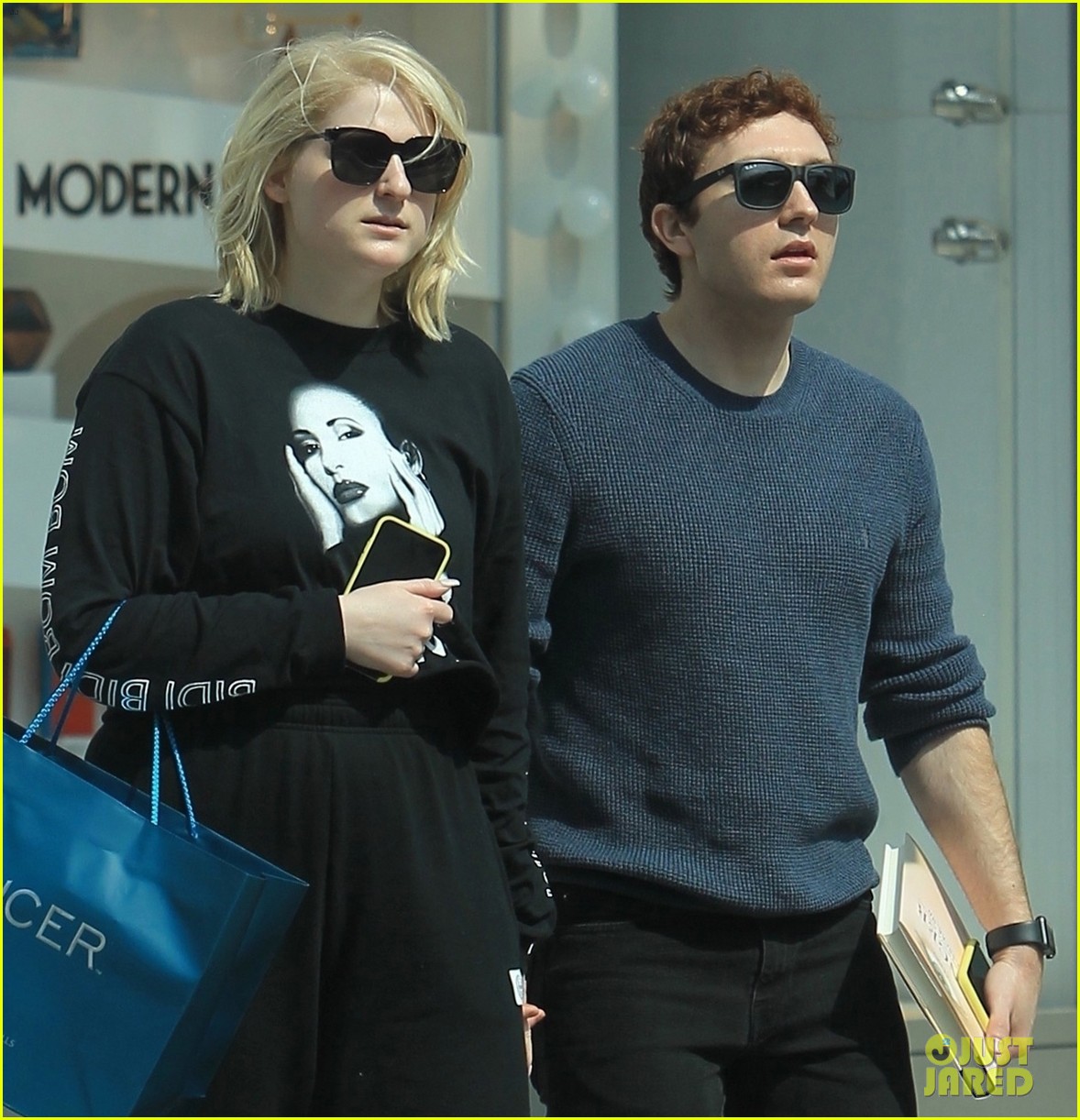meghan trainor and fiance daryl sabara hold hands for rodeo drive shopping trip 044059358