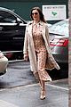 pregnant rachel weisz covers baby bump with pretty floral dress 03