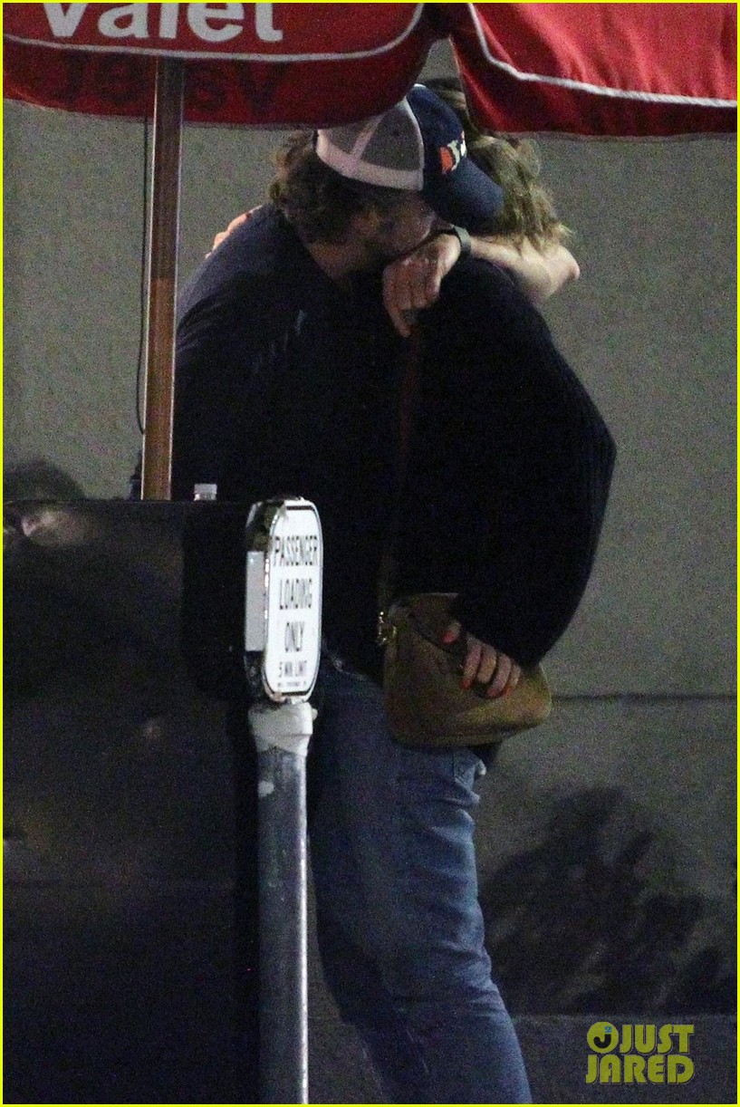 olivia wilde jason sudeikis pack on the pda during date night 03