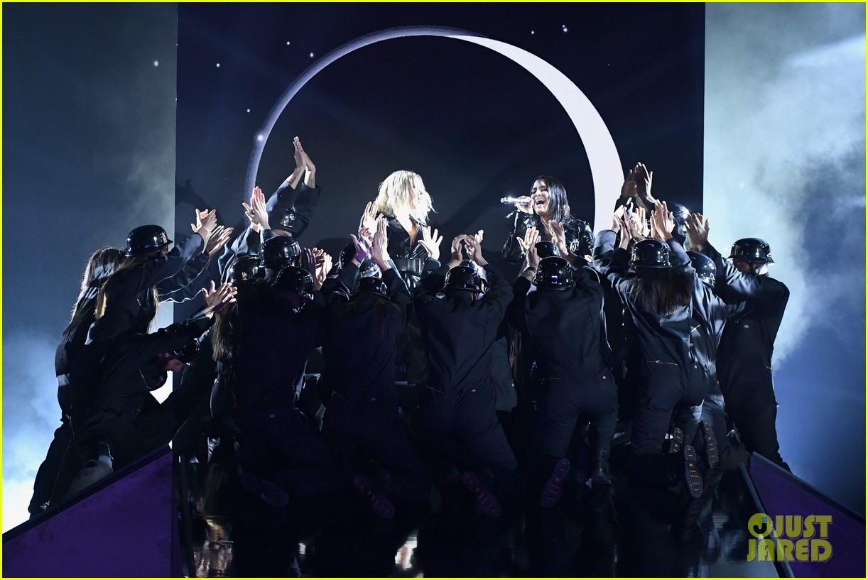 Christina Aguilera & Demi Lovato Perform 'Fall in Line' at BBMAs 2018