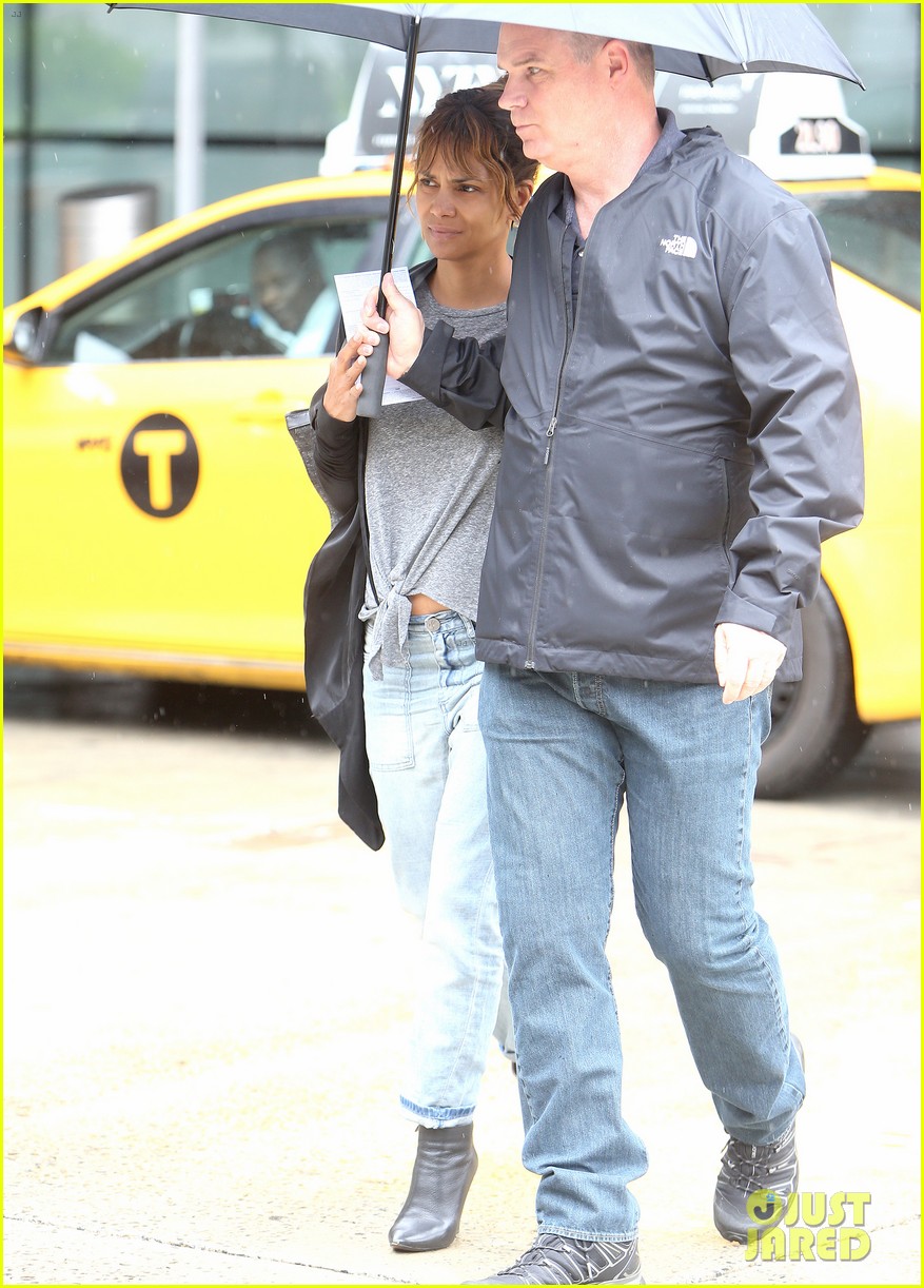 halle berry arrives back in new york after quick trip away 014092427