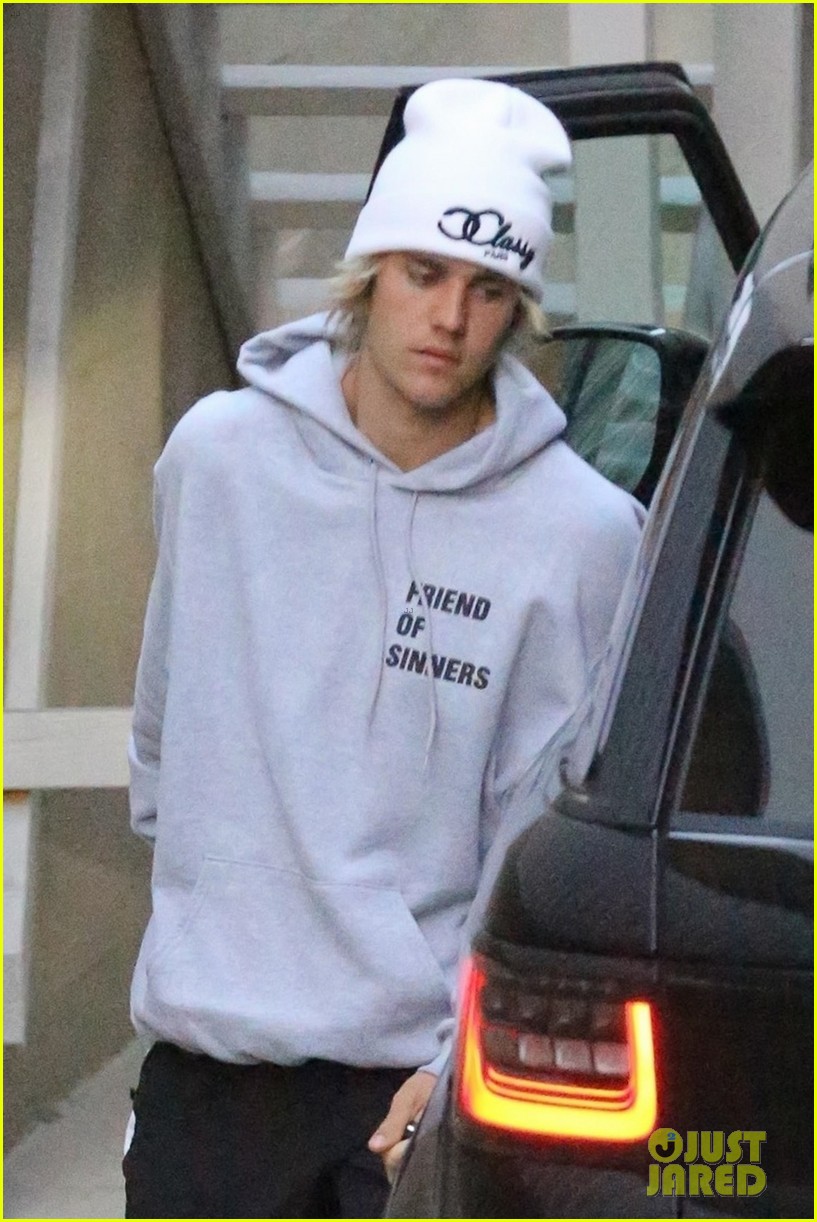 justin bieber changes his hat after weekly church service 01