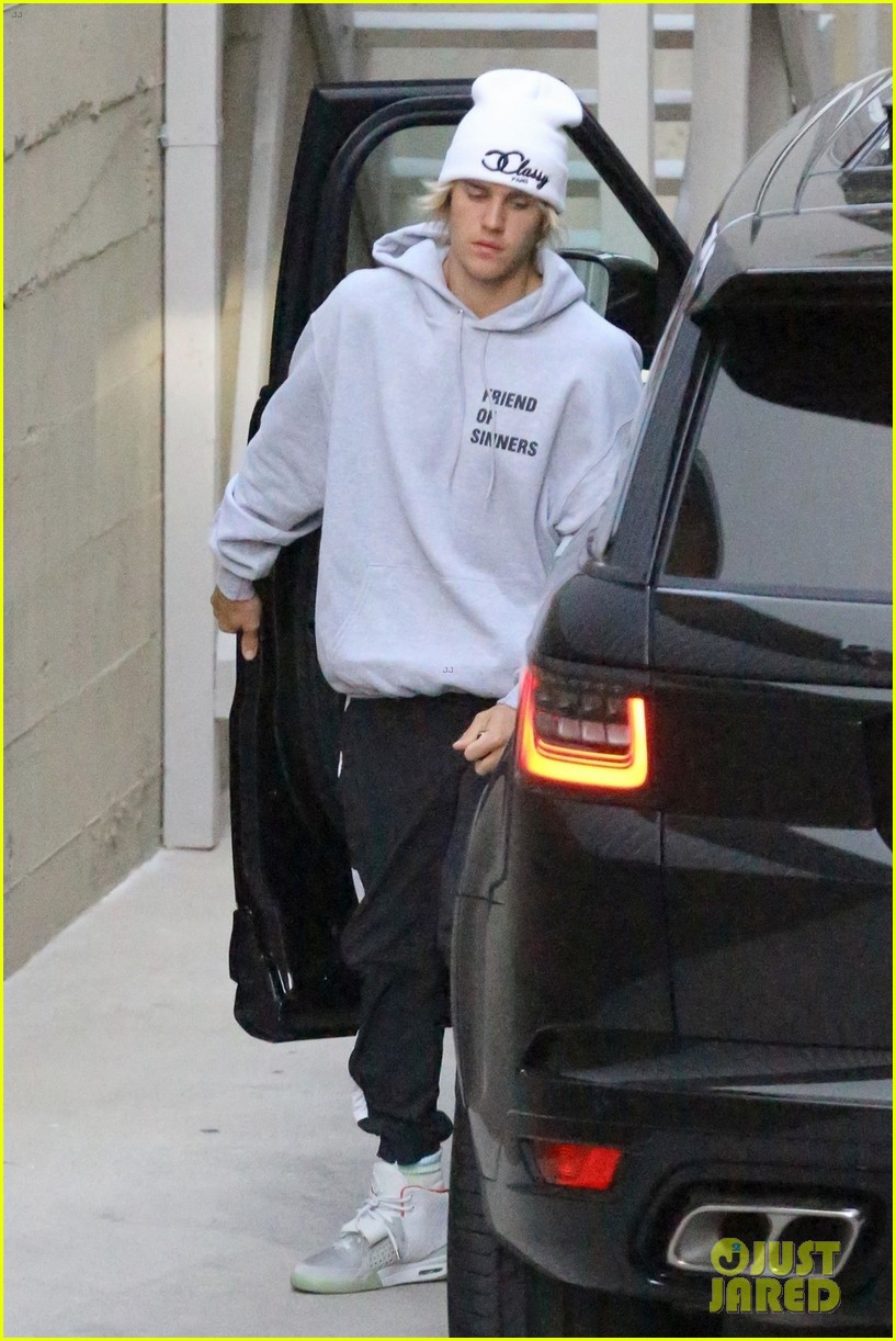 justin bieber changes his hat after weekly church service 024084854