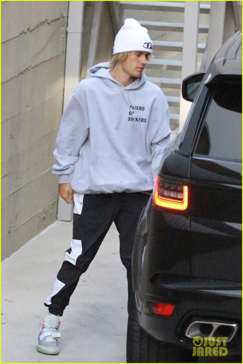 justin bieber changes his hat after weekly church service 064084858