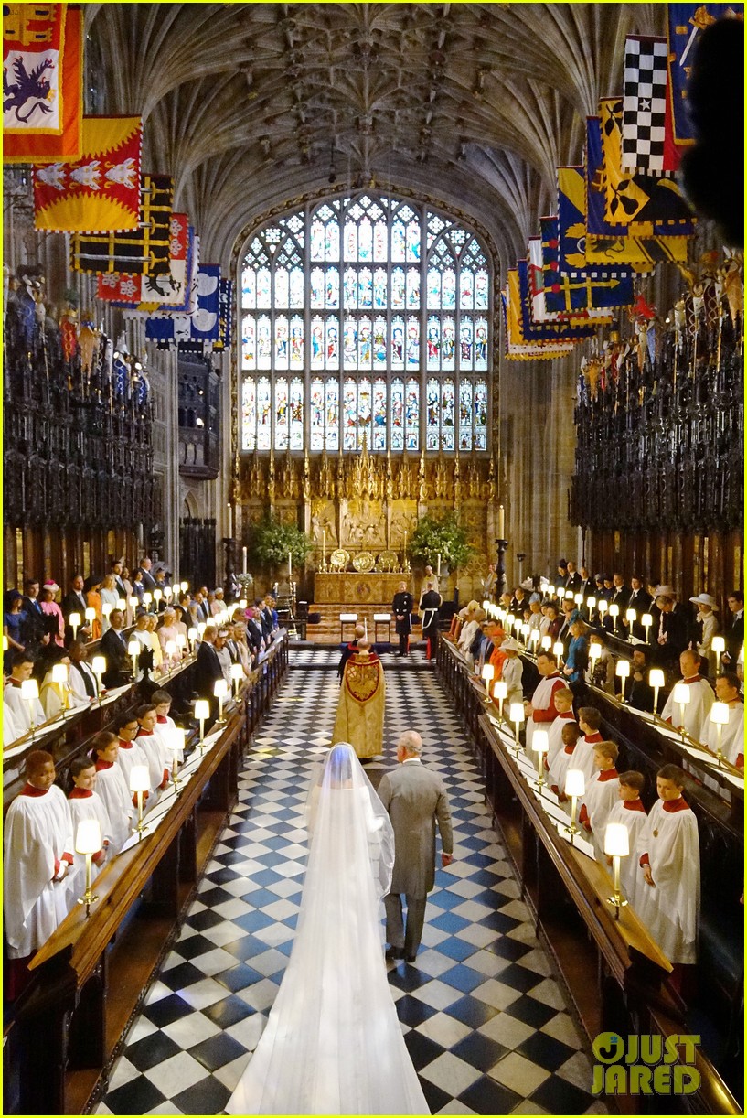 Prince Charles Walks Meghan Markle Down Aisle at Royal Wedding (Photos(01)