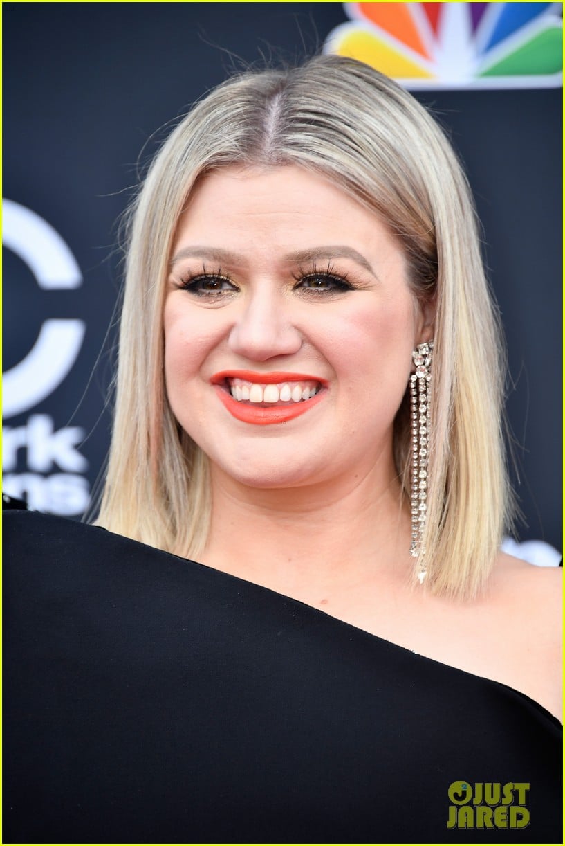 Host Kelly Clarkson Arrives at Billboard Music Awards 2018! Photo