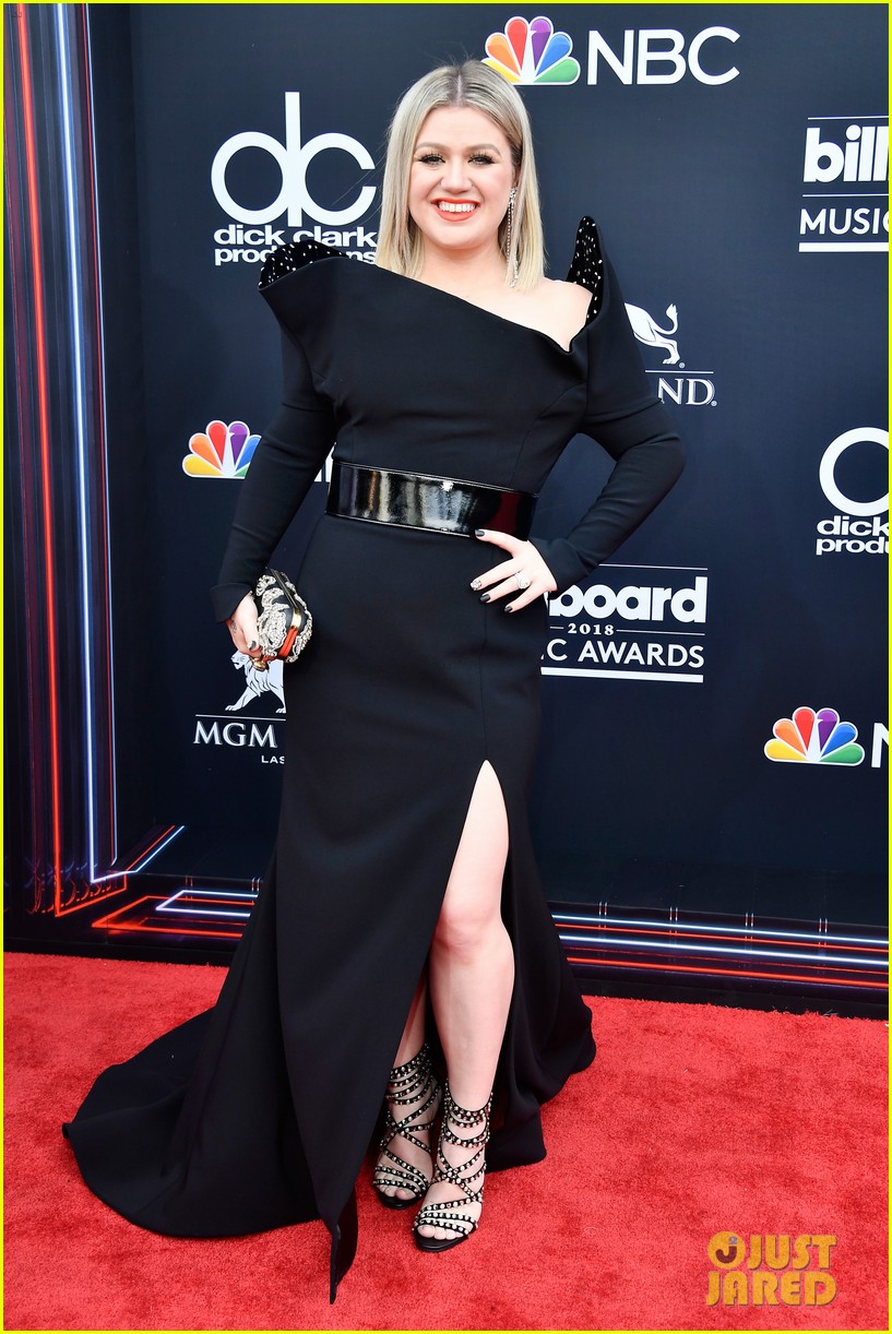 Host Kelly Clarkson Arrives at Billboard Music Awards 2018! Photo(02)