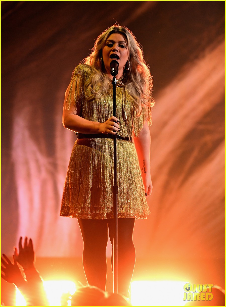 Kelly Clarkson Performs 'Whole Lotta Woman' at Billboard Music Awards