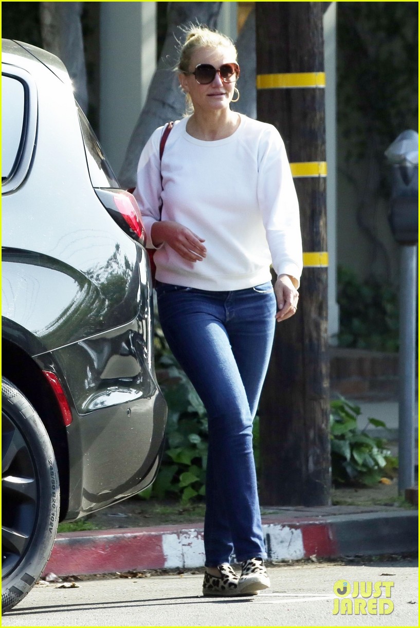 cameron diaz keeps it casual for afternoon shopping trip 05