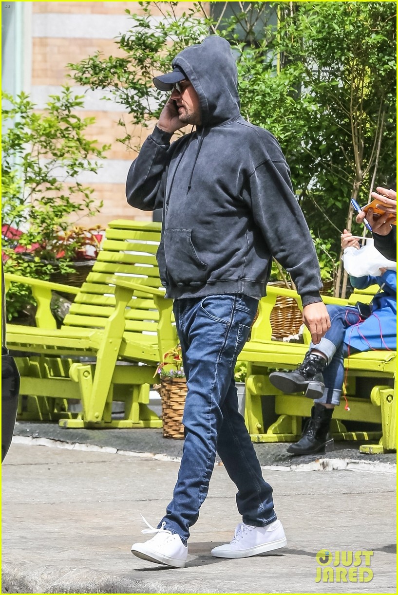leonardo dicaprio steps out for breakfast at bubbys in nyc 02
