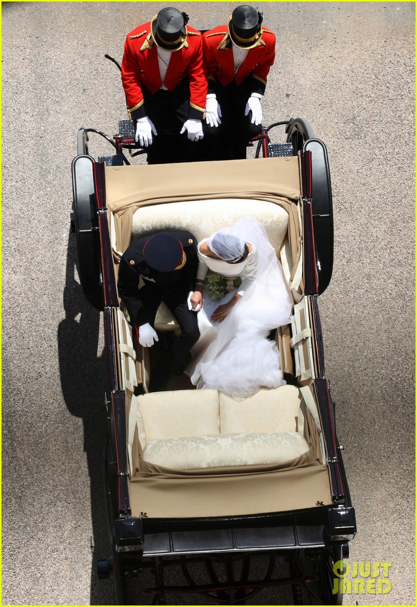 prince harry meghan markle carriage photo from above 05
