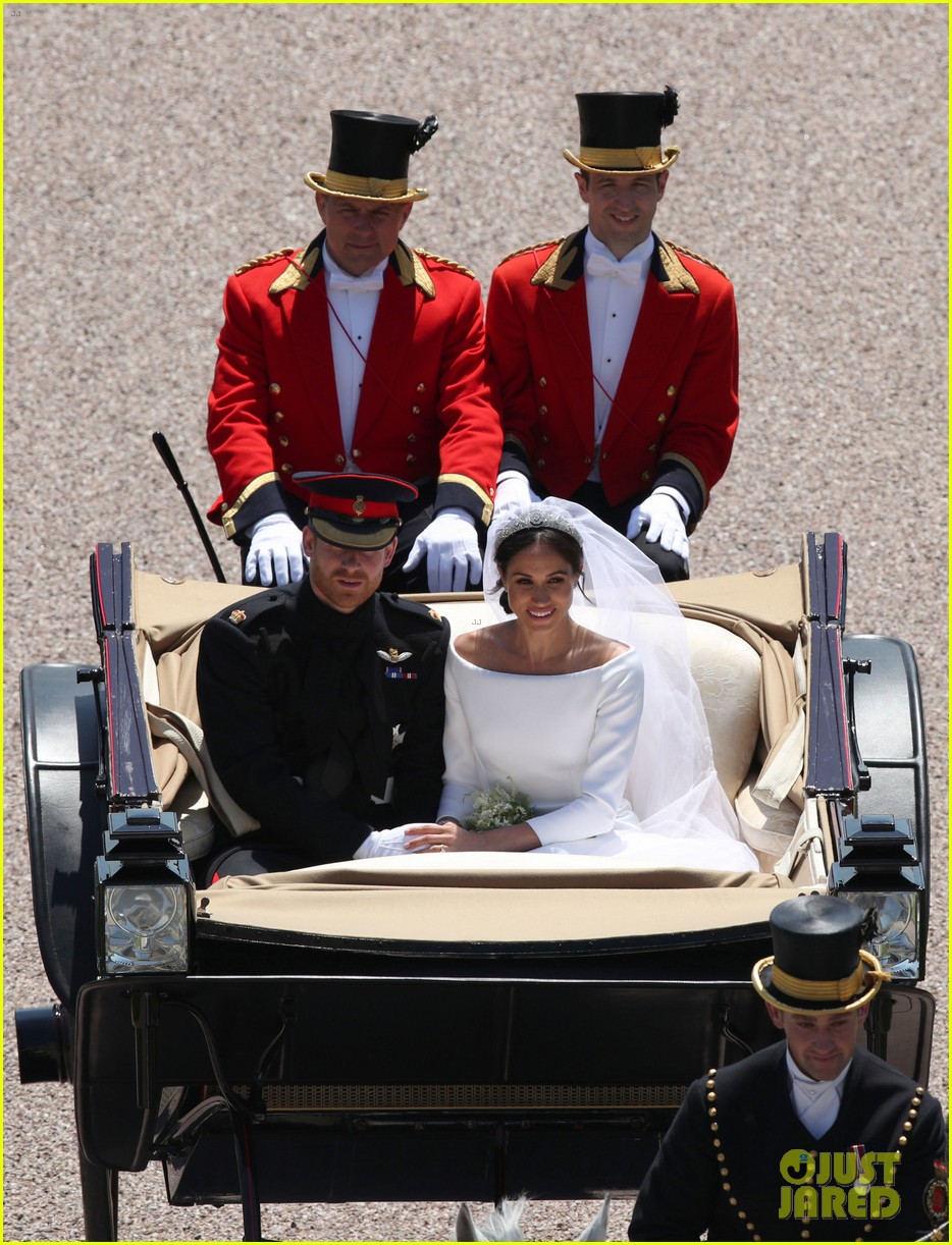 prince harry meghan markle carriage photo from above 19