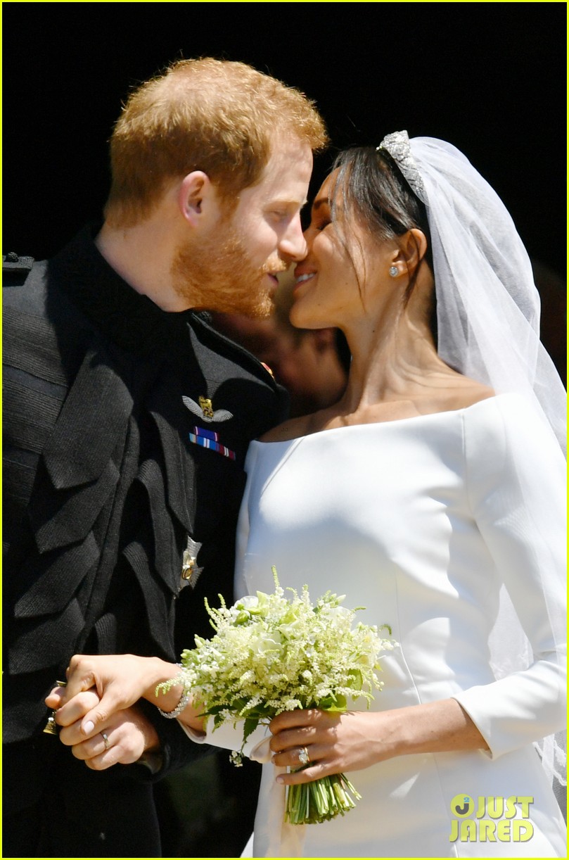 Prince Harry & Meghan Markle Share First Kiss as Newlyweds! Photo(00)
