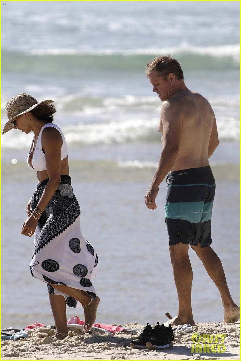 Chris Hemsworth & Matt Damon Go Shirtless at the Beach Photo 4093359(02)