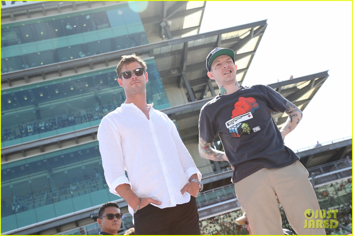 chris hemsworth waves green flag at the indy 500 2018 024092208