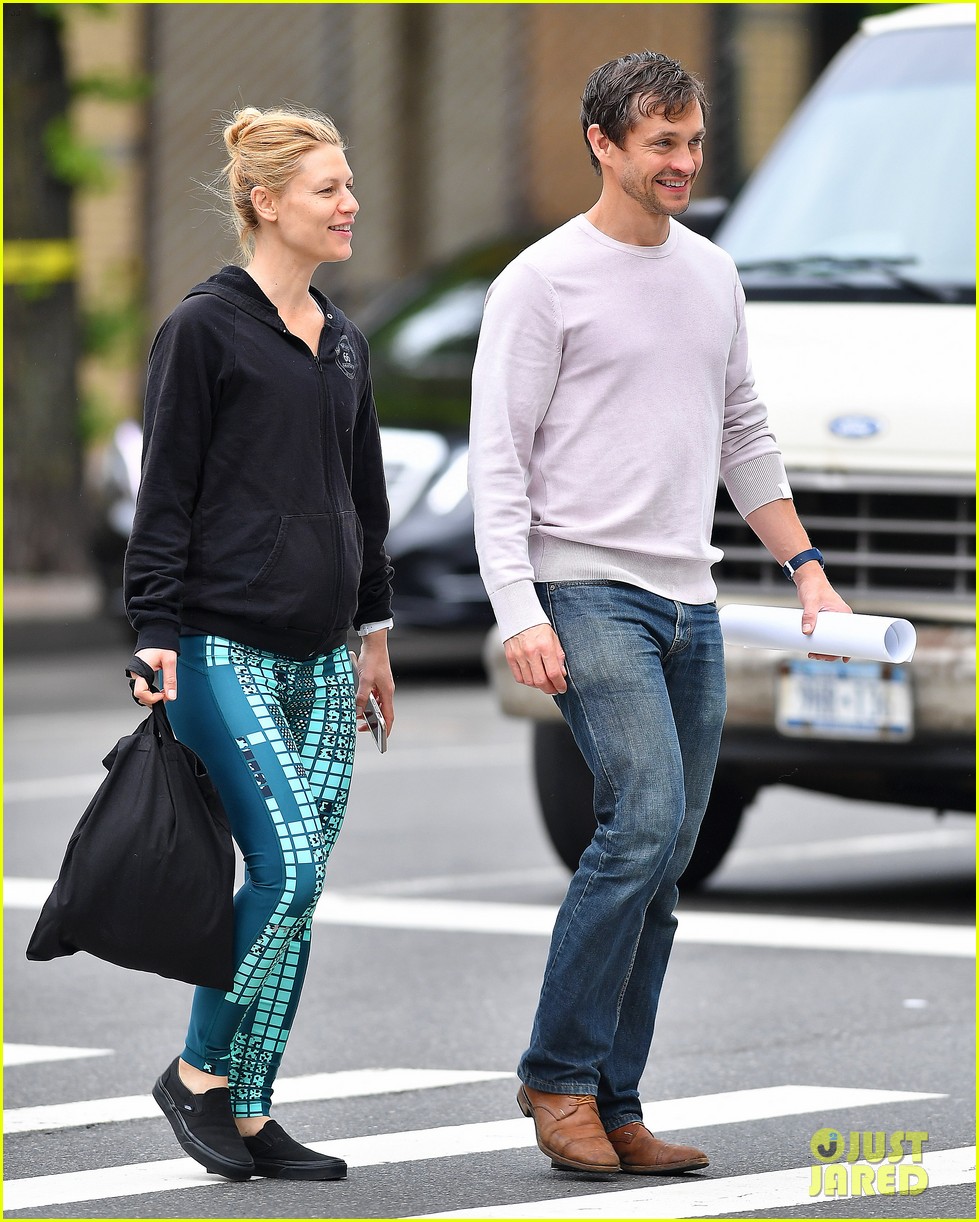 claire danes shows off tiny baby bump with  hugh dancy 02