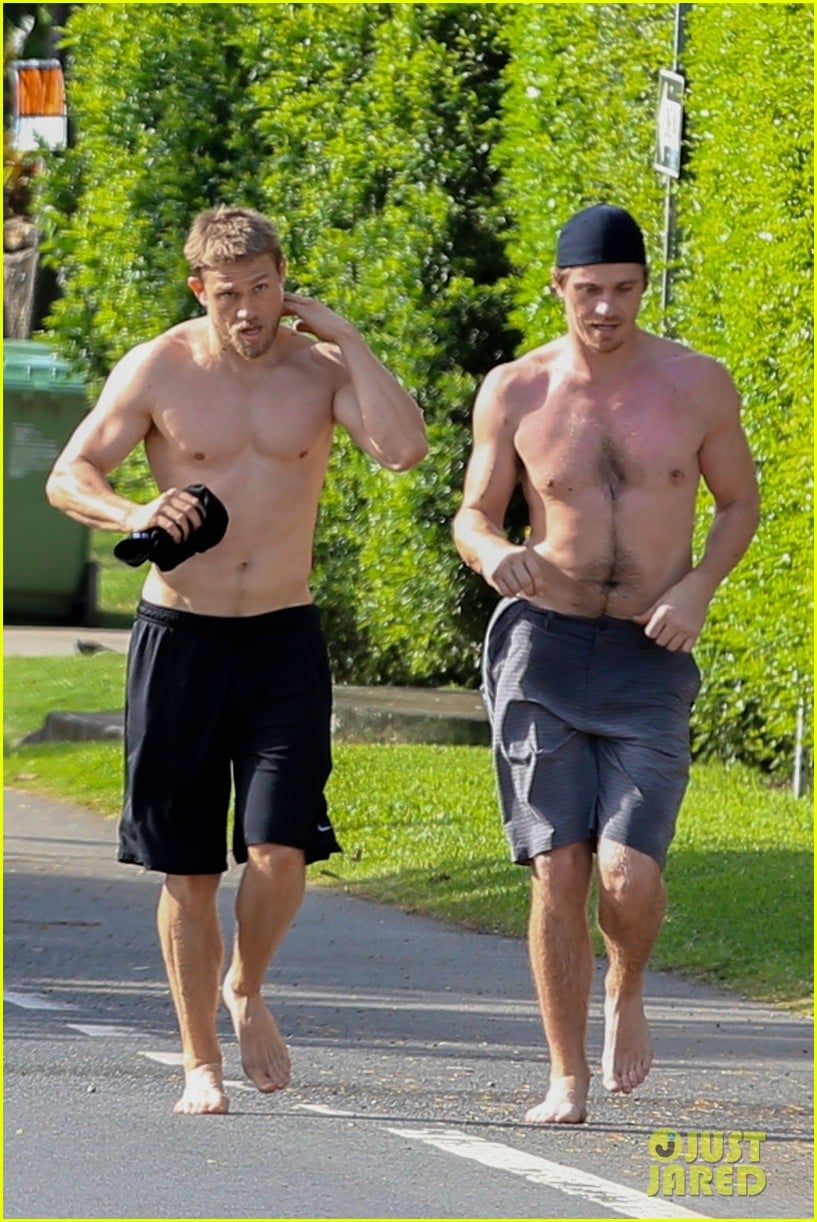 Charlie Hunnam & Garrett Hedlund Go Shirtless for Their Run! Photo(01)