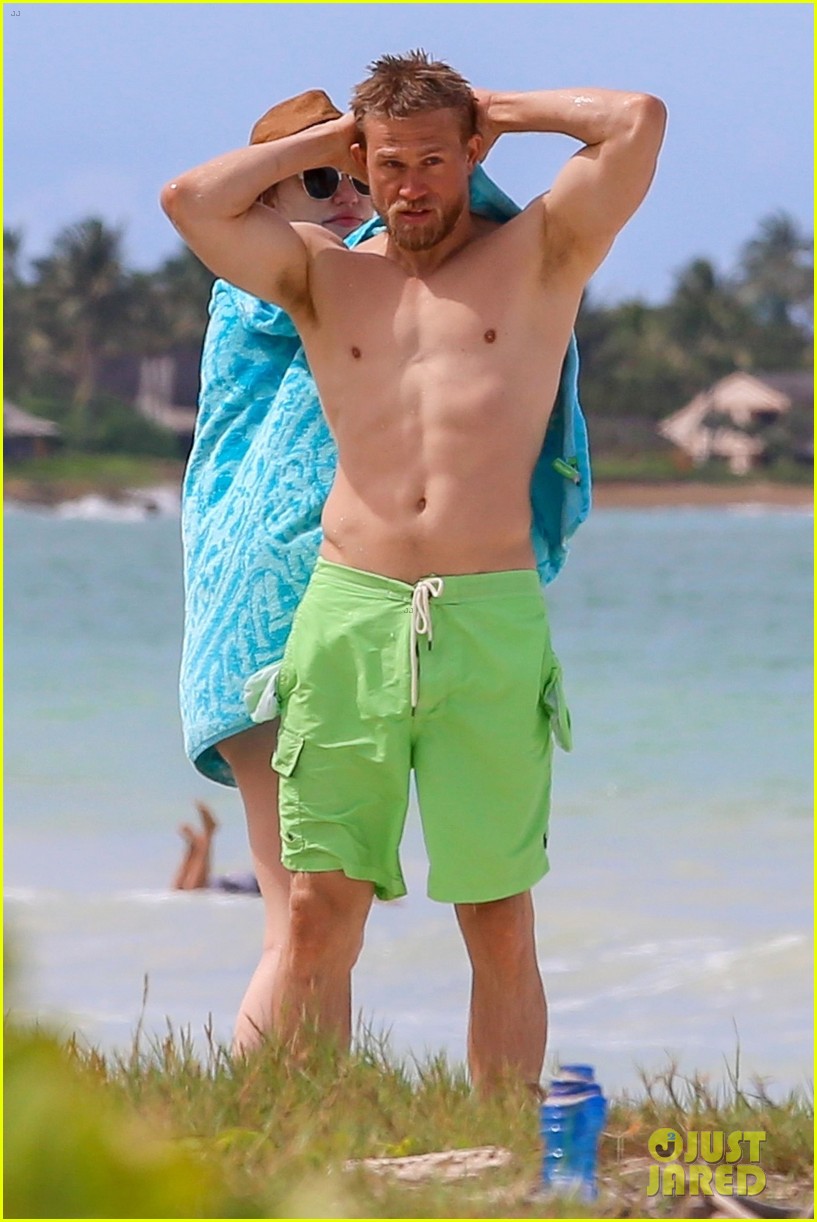 charlie hunnam shirtless beach girlfriend morgana mcnelis hawaii 16