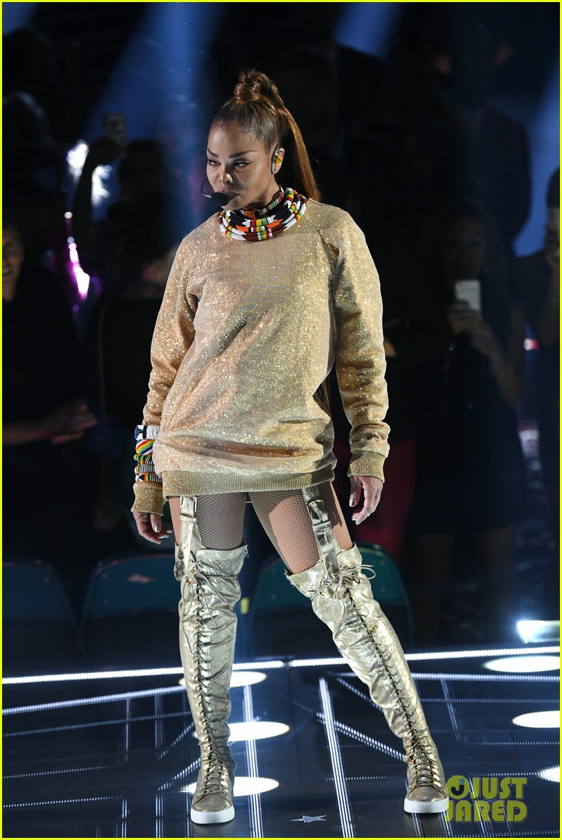Jackson Performs a Medley of Her Hits at Billboard Music Awards(01)