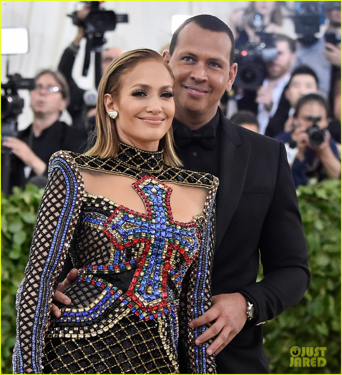 Jennifer Lopez & Alex Rodriguez Return to the Met Gala Carpet! Photo