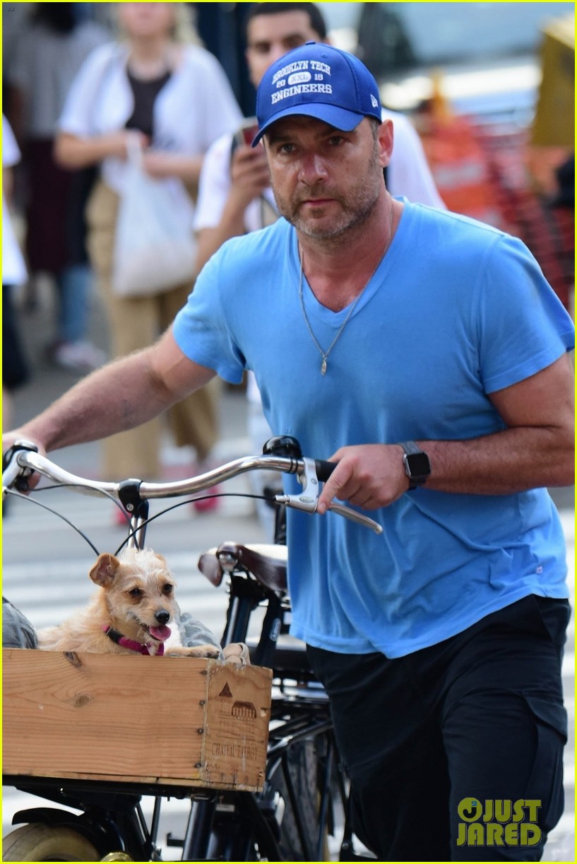 liev schreiber takes his pup for a bike ride in nyc 024092626