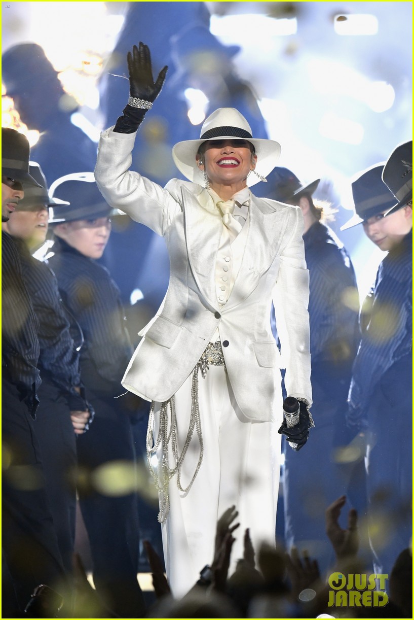 Jennifer Lopez Performs 'Dinero' Live for First Time at Billboard Music