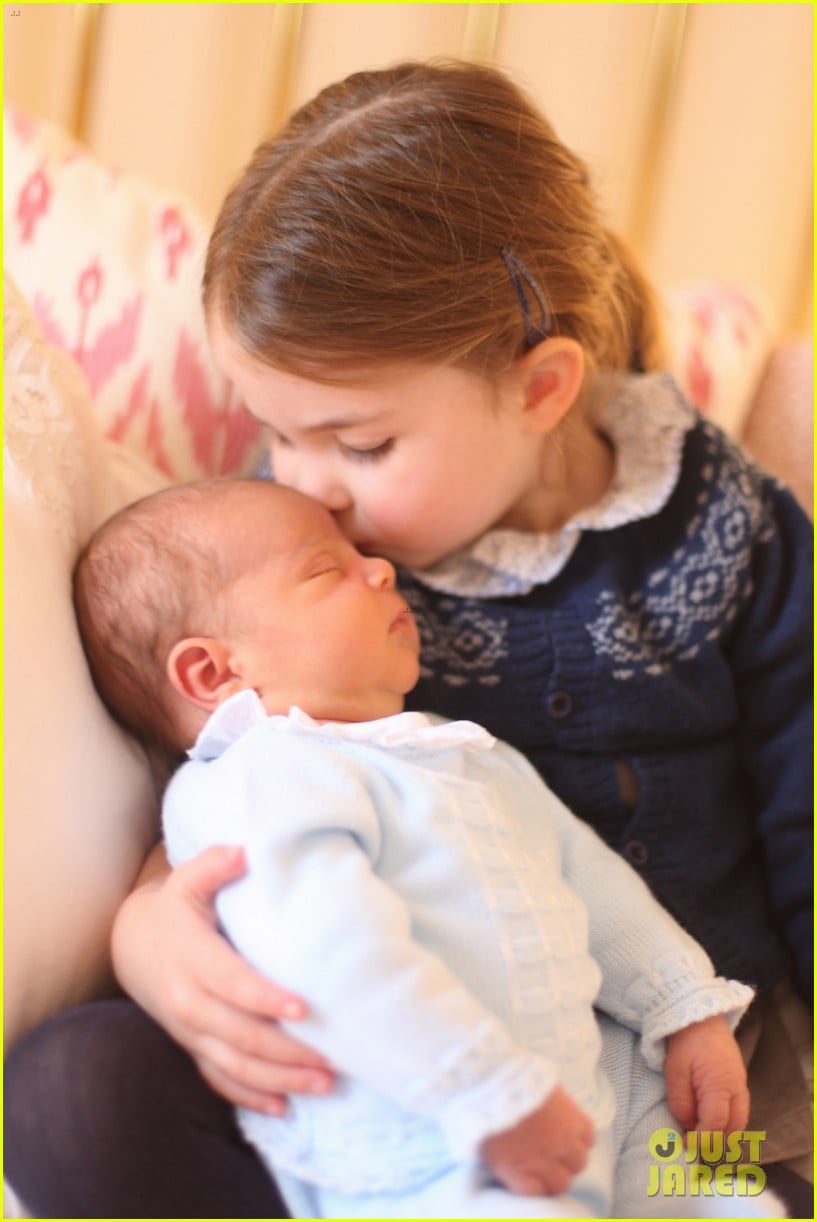 princess charlotte kiss baby brother prince louis in adorable photos 014077277