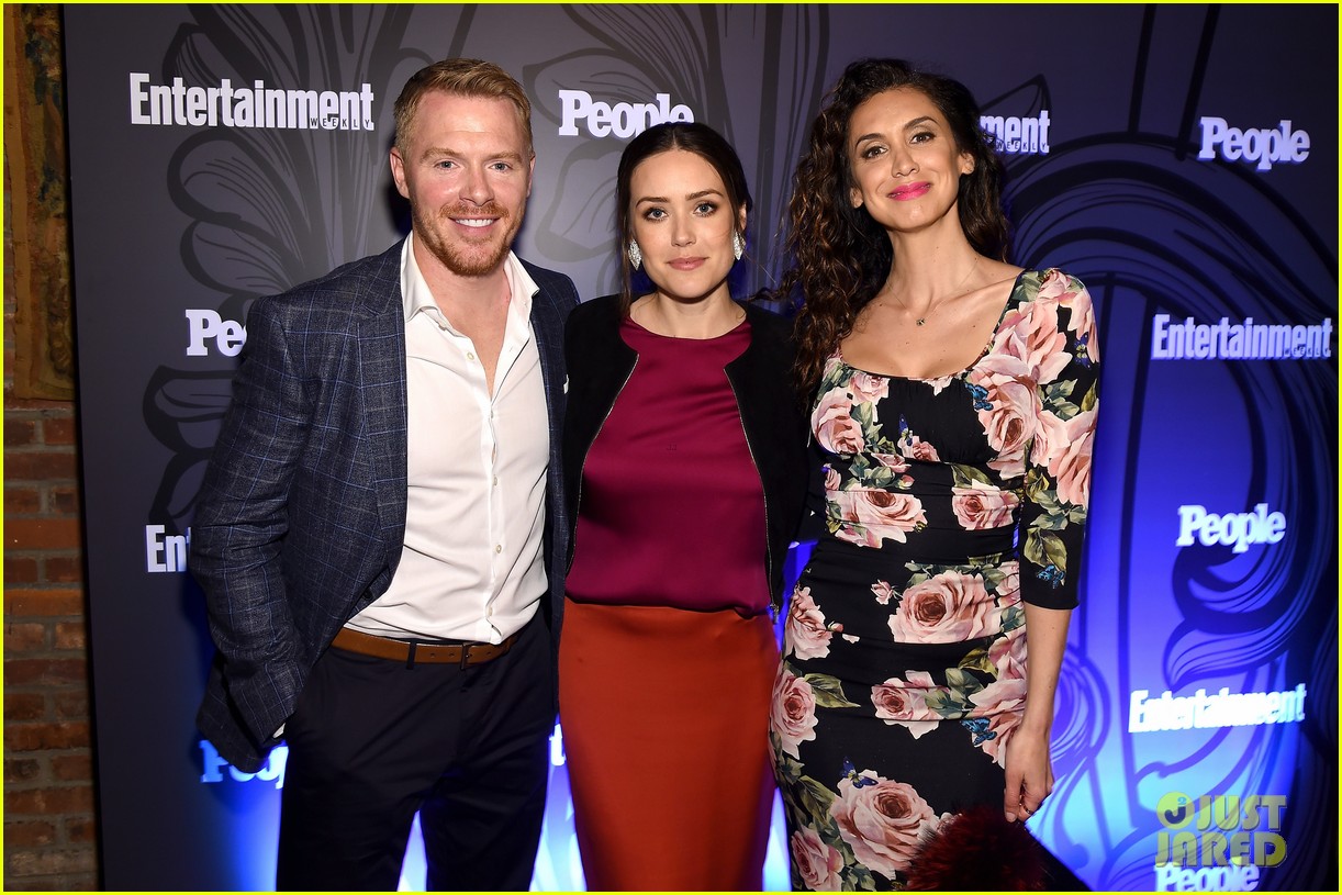 mandy moore justin hartley this is us cast celebrate at ew peoples upfronts bash 2018 104083200